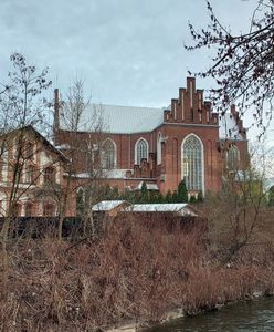 Śmierć 21-latka w mieszkaniu księdza. Duchowny nie stawił się w sądzie