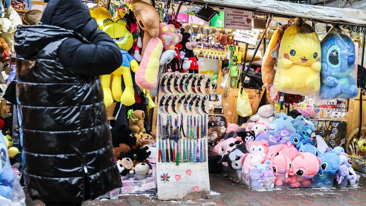 Zakopane - ferie zimowe
Fot. Michal Wozniak/East News, 14.02.2025. Zakopane, woj. malopolskie. Ferie w Zakopanem. N/z: stragan z pamiatkami na Krupowkach.
MICHAL WOZNIAK