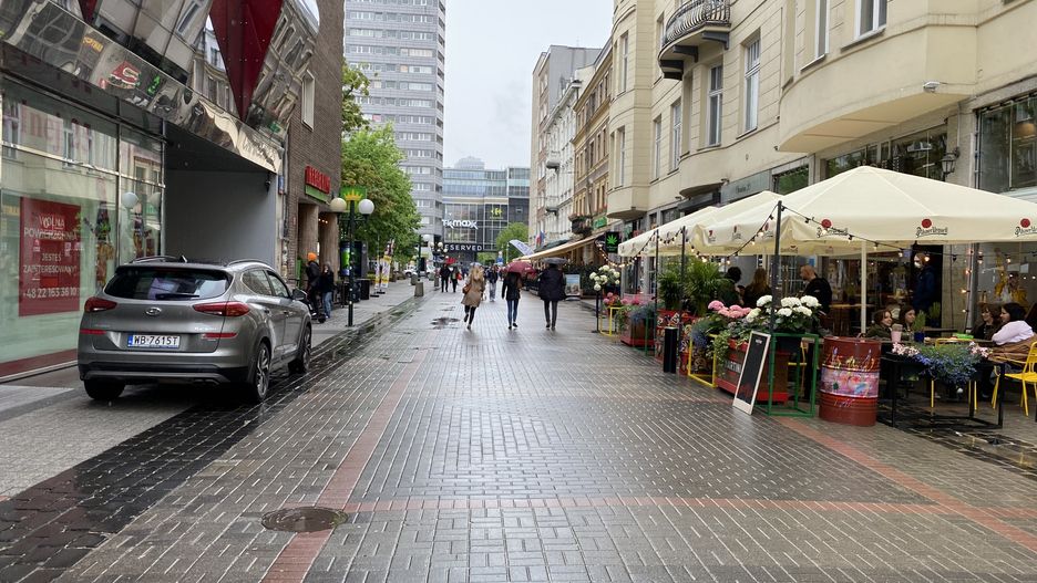 Warszawa. Ulgi dla przedsiębiorców od miasta: umorzenia długów, obniżka podatków i obniżka opłat za ogródki gastronomiczne