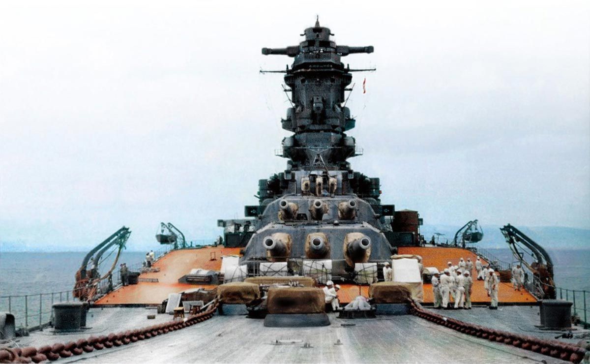 Musashi - widoczne wieże artylerii głównej i charakterystyczne obniżenie pokładu w części dziobowej