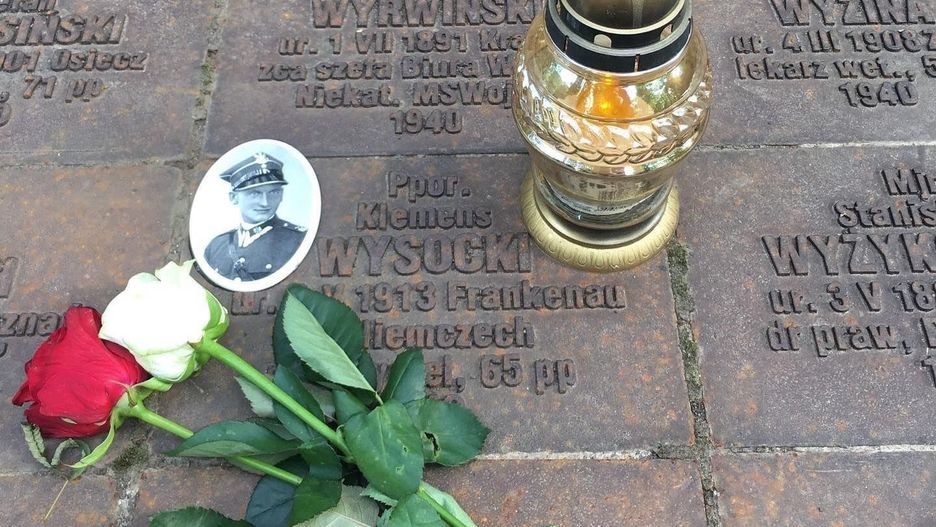 Tabliczka nagrobna ppor. Wysockiego przed bombardowaniem cmentarza