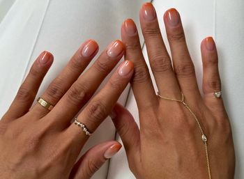 "Aperol nails" podbijają salony. Idealna stylizacja na lato