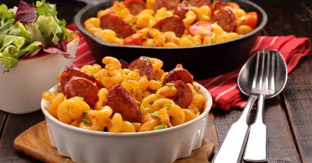 Makaron z chorizo i szpinakiem w kremowym sosie pomidorowym