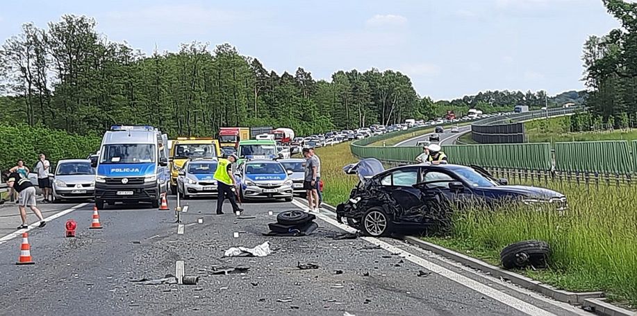 Rozpędzone auto wjechało w nieoznakowany radiowóz