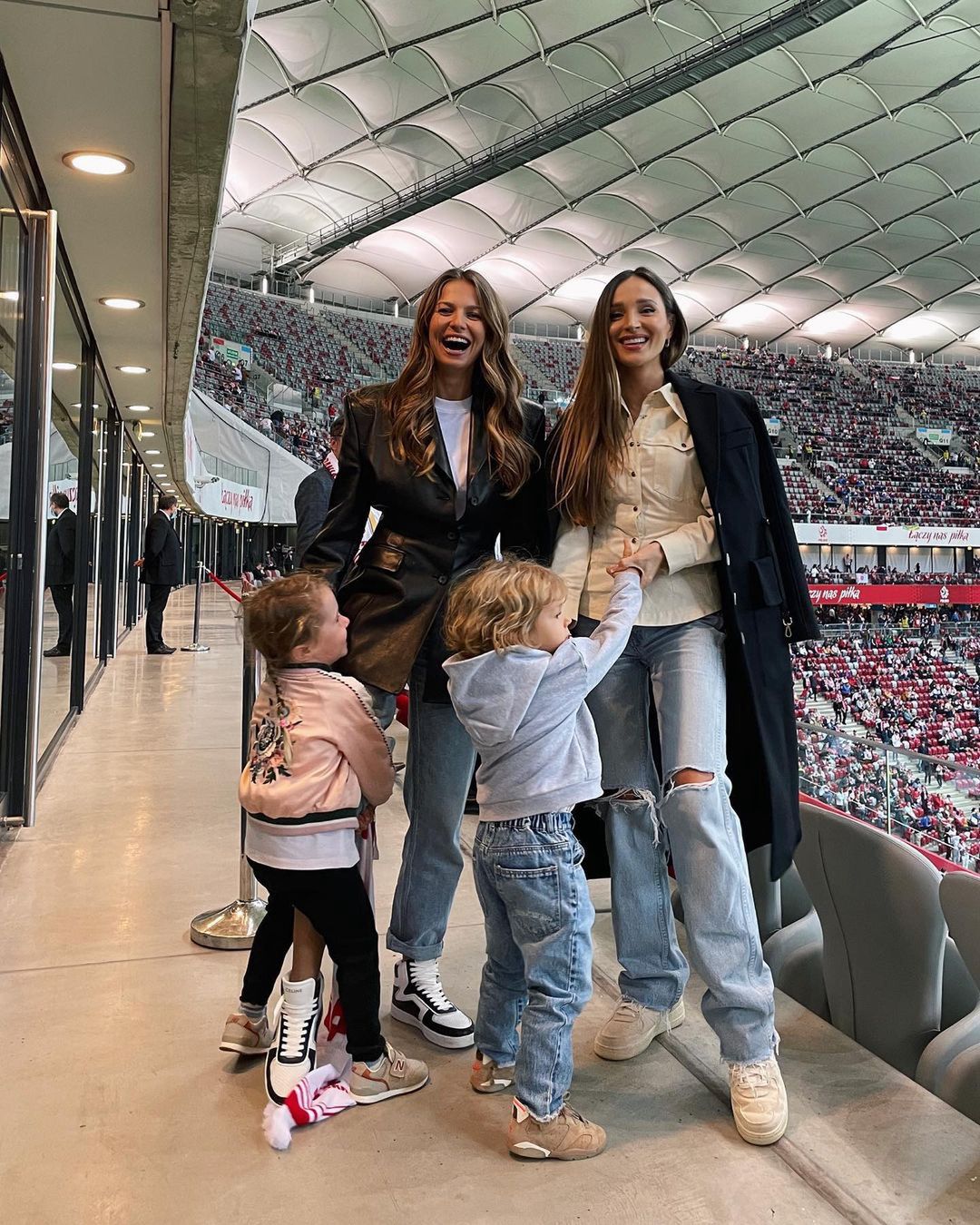 Anna Lewandowska i Marina Łuczenko z dziećmi