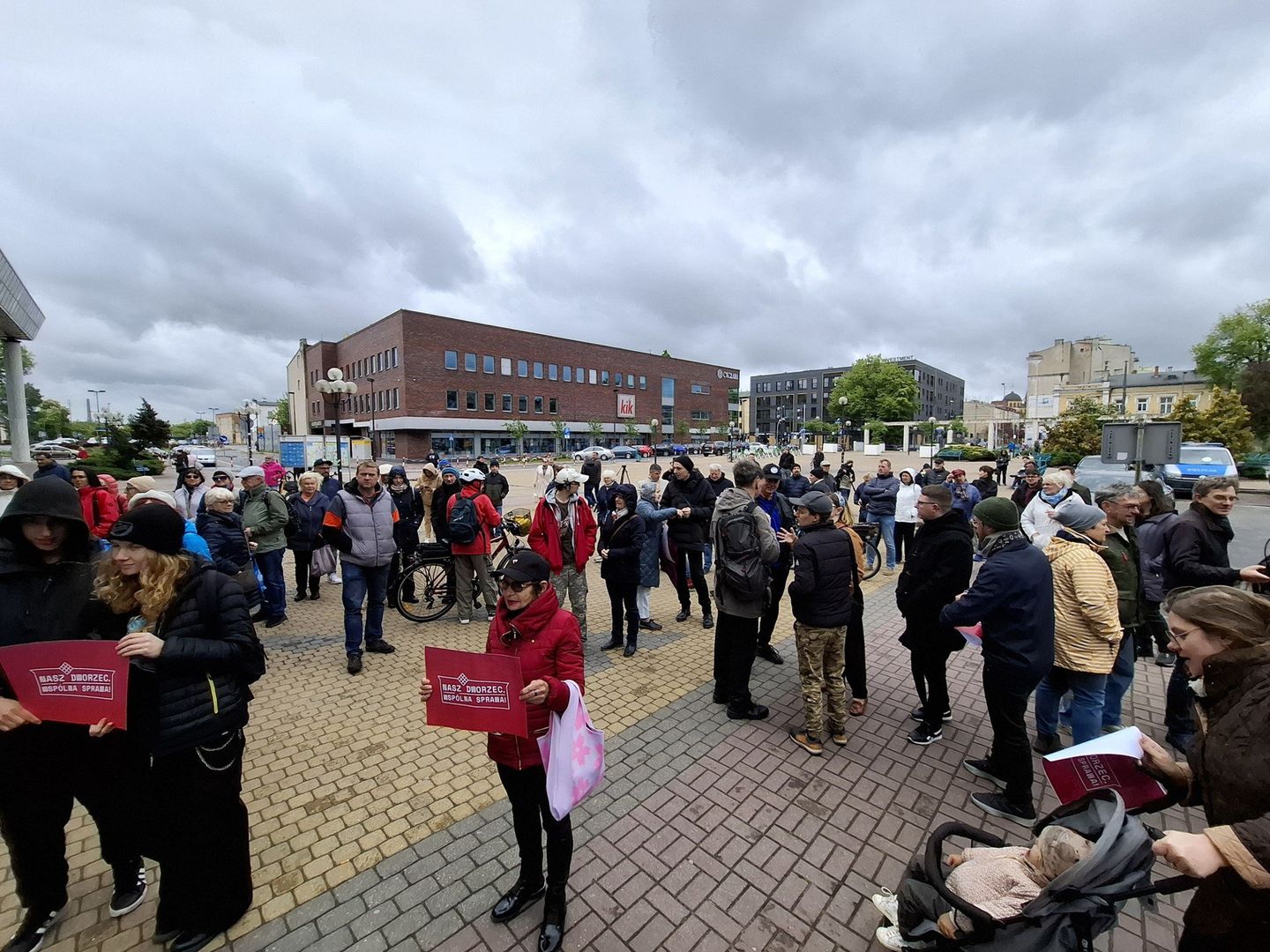 Częstochowianie protestują przeciwko rozbiórce dworca PKP