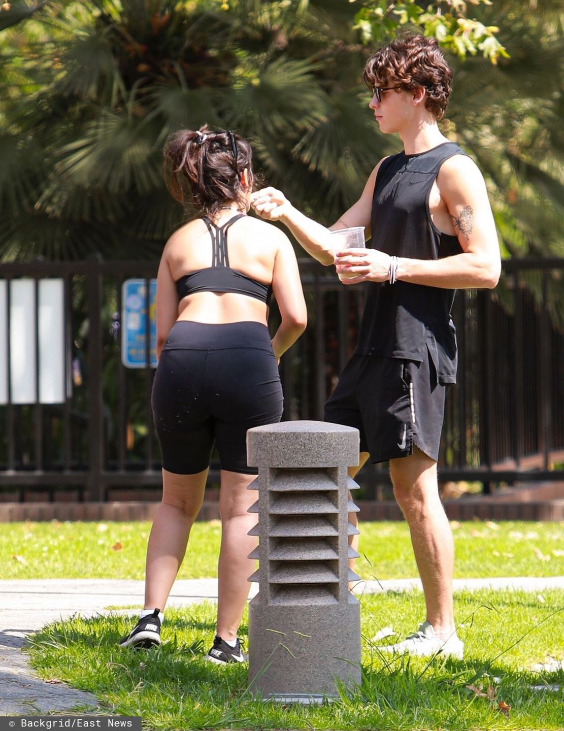 Shawn Mendes karmi Camilę Cabello owocami po wspólnym treningu