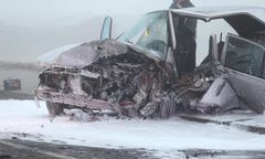 Auto zmiażdżone. Jedna osoba nie żyje