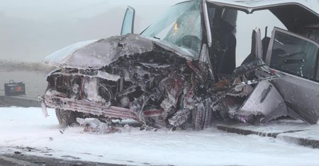 Auto zmiażdżone. Jedna osoba nie żyje