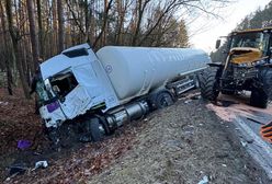 Kto zawinił? Dwie osoby w szpitalu po zderzeniu tira z traktorem