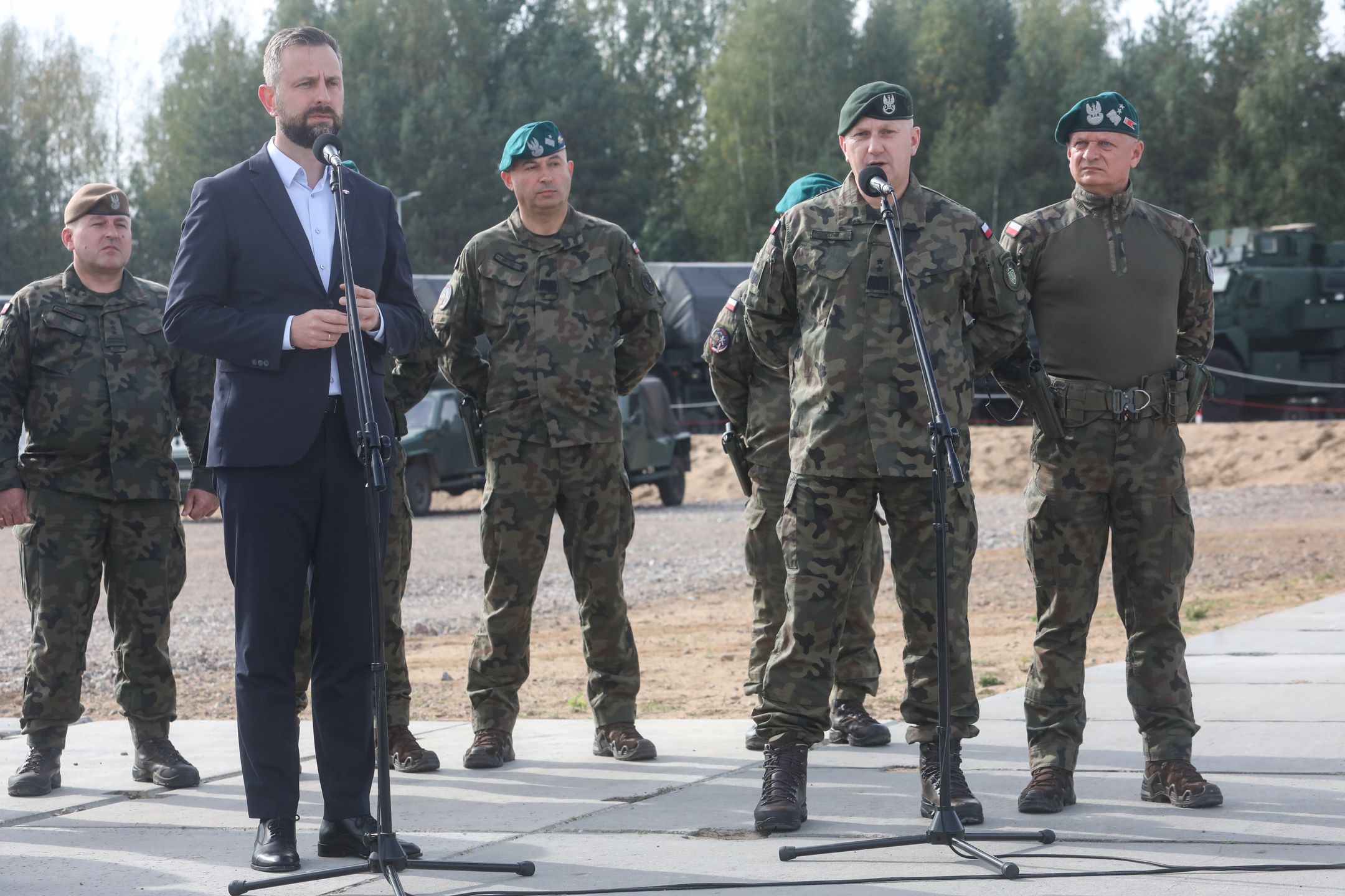  Kosiniak-Kamysz (2L) podczas odprawy kadry i �o�nierzy bior�cych udzia� w operacji Karakulach. (ad) PAP/Artur Reszko
Artur Reszko
Bezpieczne Podlasie, odprawa, wojsko, wojskowa, �o�nierze, polityk, Kosiniak Kamysz