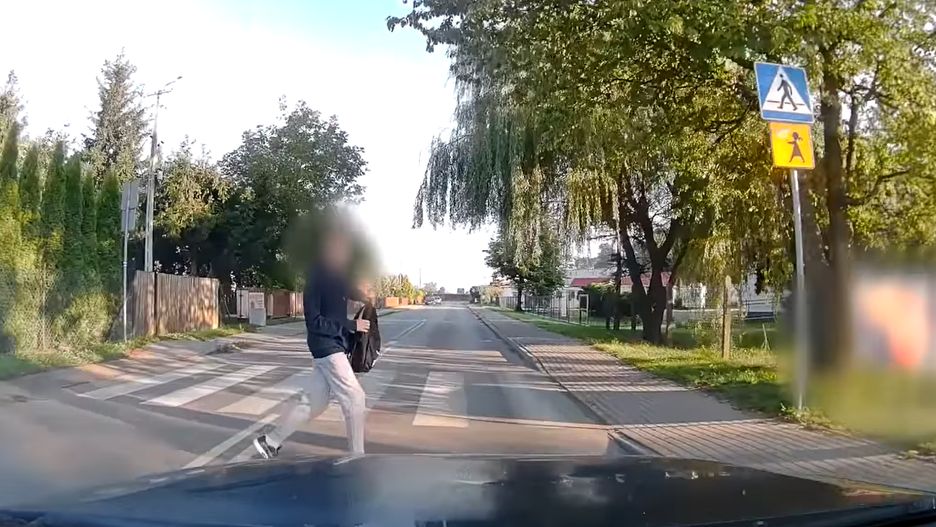 17-latek potrącony na pasach. Policja publikuje nagranie