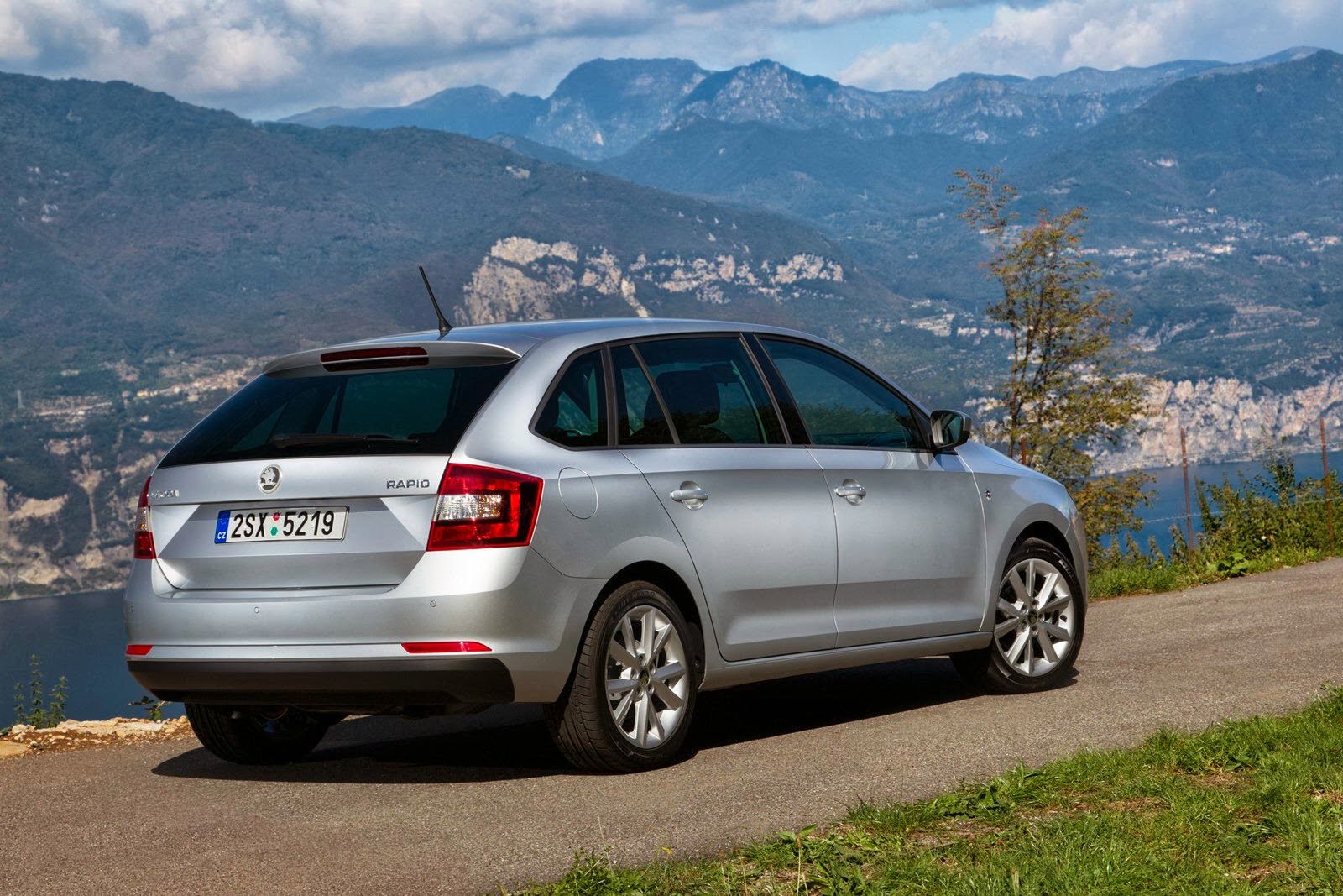 Škoda Rapid Spaceback - obszerna galeria od producenta 15