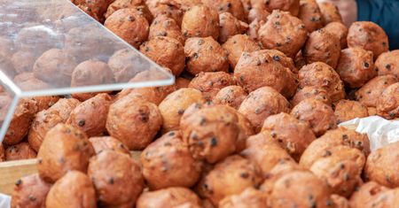 Kultowe pączki wróciły na holenderskie ulice. Zjeść je można tylko do stycznia