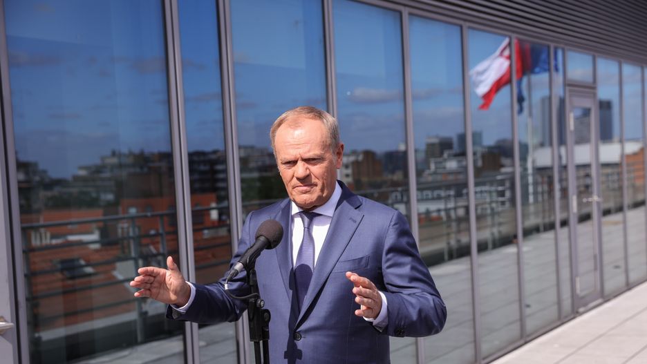 Bruksela, Belgia, 28.06.2024. Premier Donald Tusk podczas wypowiedzi dla mediów w Brukseli, 28 bm. Premier Tusk bierze udział w dwudniowym szczycie Rady Europejskiej. Przywódcy państw i rządów UE mają zdecydować o obsadzie najważniejszych stanowisk unijnych. Ponadto rozmowy dotyczą wojny w Ukrainie, bezpieczeństwa, obronności, konkurencyjności i polityki zagranicznej. (aldg) PAP/Rafał Guz
