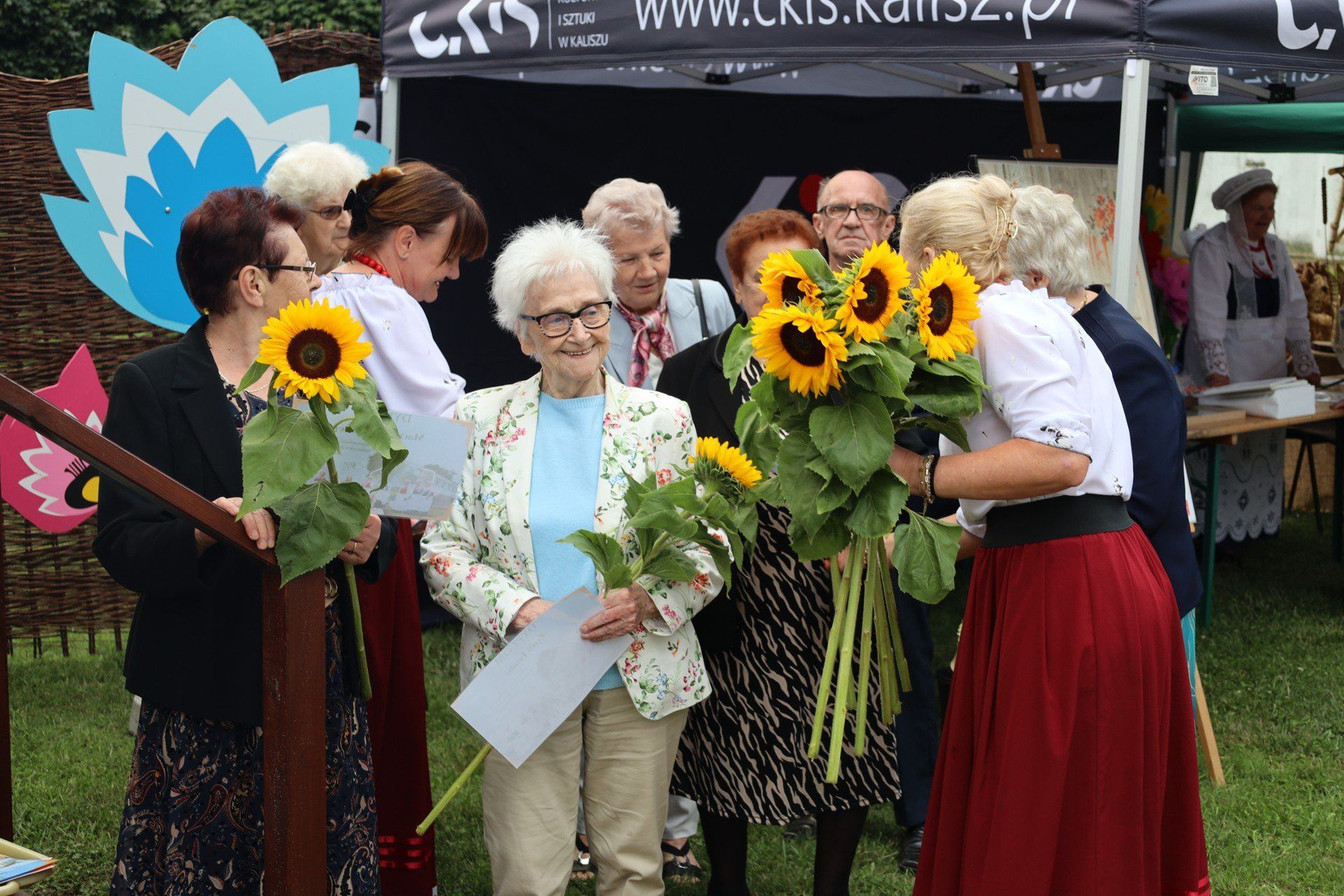Zespół folklorystyczny Kobierzanki powstał przy Kole Gospodyń Wiejskich w Kobiernie w 1980 r.