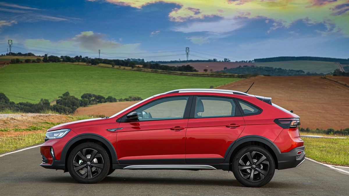 Volkswagen Nivus to znakomity przykład czegoś, co mogłoby równie dobrze być w sprzedaży europejskiej, ale stanowiłoby konkurencję dla modelu T-Roc. Wymiarami bliżej mu do T-Roca, ale konstrukcją do T-Crossa, z którym dzieli płytę podłogową. Wygląda atrakcyjnie, idealnie wpisując się w rosnący podsegment crossoverów w stylu coupe. Obecnie jest to propozycja na rynki Ameryki Południowej, ale niewykluczone, że trafi też do Europy - takie pojawiły się plotki, choć polski przedstawiciel Volkswagena ich nie potwierdza. W mojej opinii to najładniejsze auto segmentu SUV, jakie do tej pory pokazał Volkswagen.