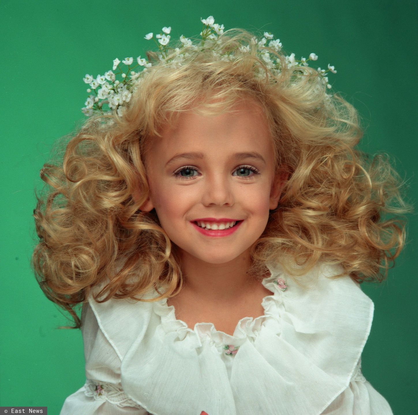 Polaris Archiwum FL July 2012
The murder that shocked America: On December 24, 1996, JonBenet Ramsey a child beauty queen was brutally murdered in her home in Boulder, Colorado. To this day the mystery surrounding  that murder remains unsolved.  Her parents John and Patsy Ramsey as well as her older brother Burke have at various times been considered  suspects in the case but to this day no charges have been filed against anyone and the mystery persists. A new District Attorney was appointed in 2001 in Boulder, Mary Keenan, and new forensic tests were conducted by the police department. It is expected that the case will be reopened soon by the new D.A.
Randall Simons/ POLARIS