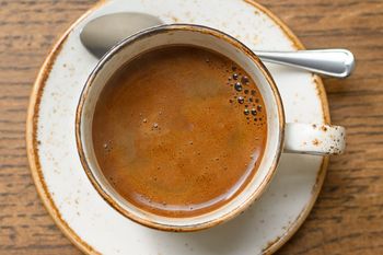 Dodaj szczyptę do kawy zamiast cukru. Naturalna tarcza dla organizmu