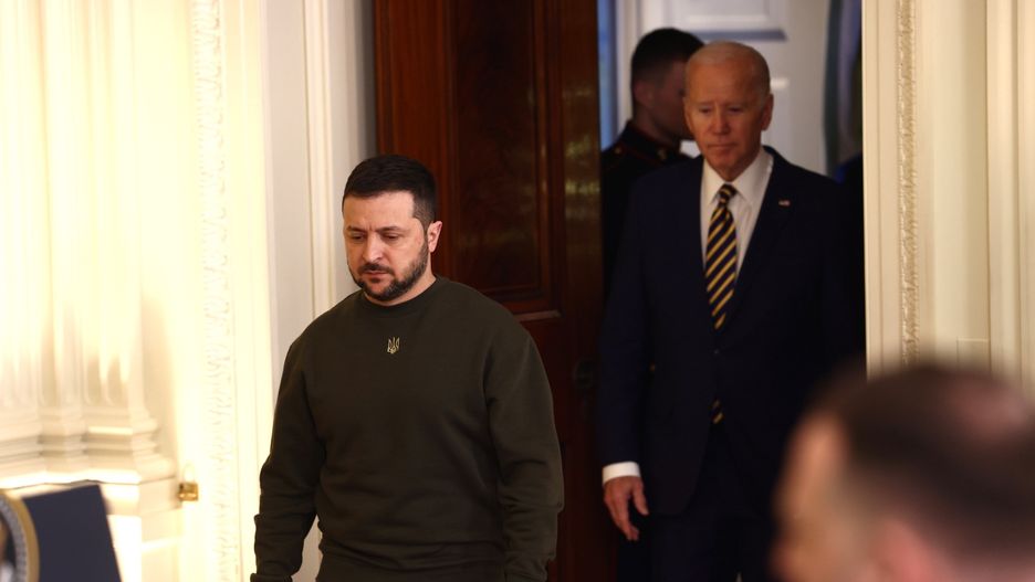 Ukrainian President Zelensky meets with US President Biden
epa10375948 US President Joe Biden (R) and Ukrainian President Volodymyr Zelensky (L) hold a press conference in the East Room of the White House Washington, DC, USA, 21 December 2022. In his first trip out of Ukraine since the Russian invasion began, Zelensky is visiting DC to meet with President Biden and address a joint session of Congress.  EPA/JIM LO SCALZO 
Dostawca: PAP/EPA.
JIM LO SCALZO
