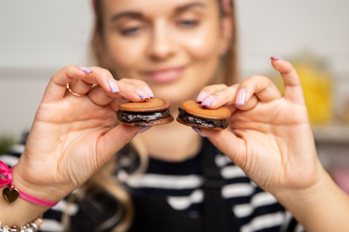 Delicious pan cookies with Oreo cream: A quick and easy recipe