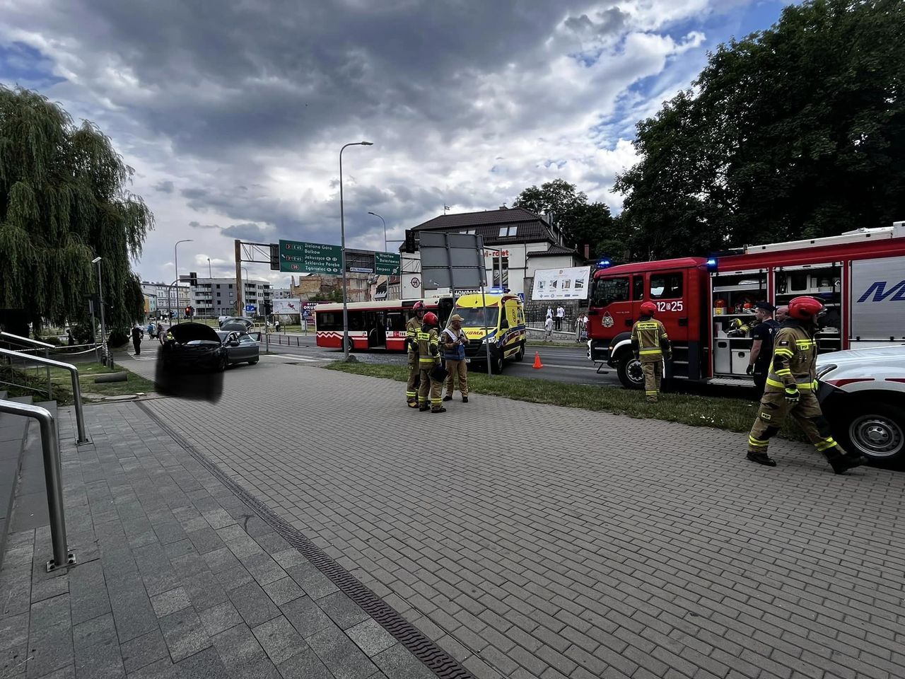 Wypadek w Jeleniej Górze. Auto uderzyło w czteroosobową rodzinę