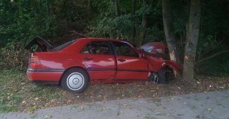 Pijany kierowca wjechał w drzewo i uciekł do lasu. W aucie zostawił ranną pasażerkę