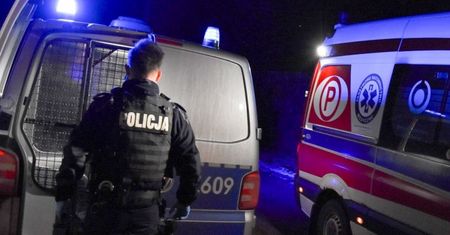 Samochód z impetem uderzył w przyczepę. 18-latek nie żyje
