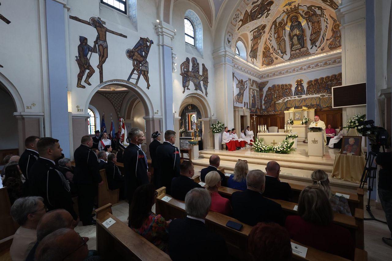 Święto Województwa rozpoczęło się od mszy w Kruszynie. Upamiętniono wizytę Jana Pawła II
