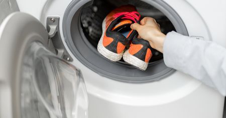 Wrzuć do bębna razem z butami. Nie rozkleją się w czasie prania