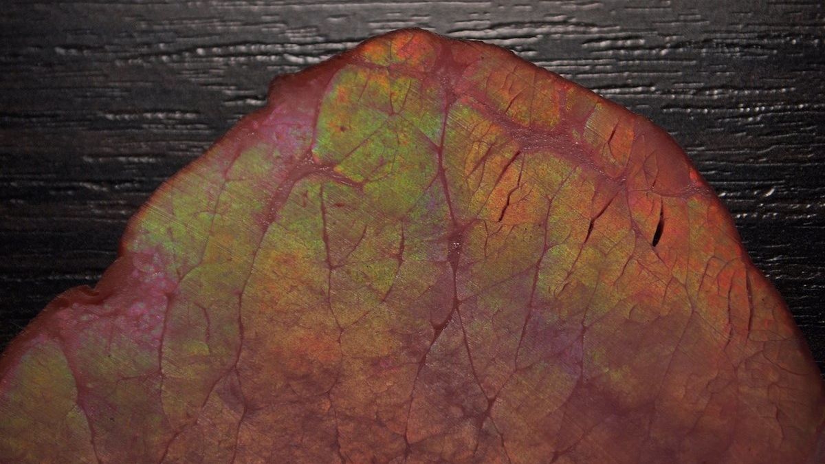 Wielu zastanawia się, co oznacza tęczowa poświata na wędlinie.