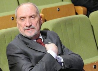 Macierewicz prezentuje kolejną teorię spiskową: "TVN wymyślono do kolonizacji umysłów Polaków"