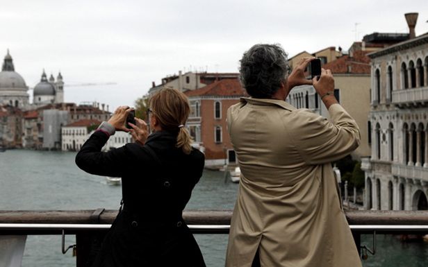 Turyści i ich smartfony (Fot. Flickr/Roberto Trm/Lic. CC by)