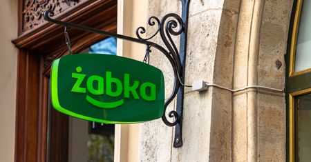"Sufit na głowę nie spadł?" Wrze wokół promocji Żabki