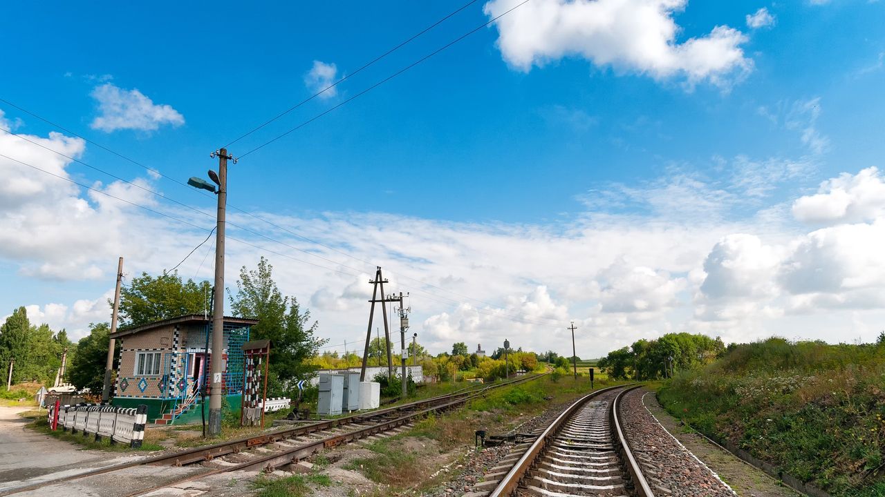 Wielkopolskie. Kierowca pomylił gaz z hamulcem. Wjechał w pociąg