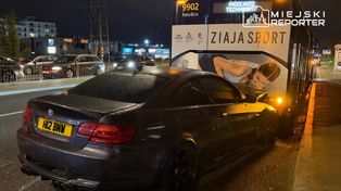 Warszawa: Kierujący sportowym BMW wbił się w tył miejskiego autobusu na Bemowie