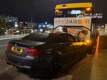 Warszawa: Kierujący sportowym BMW wbił się w tył miejskiego autobusu na Bemowie