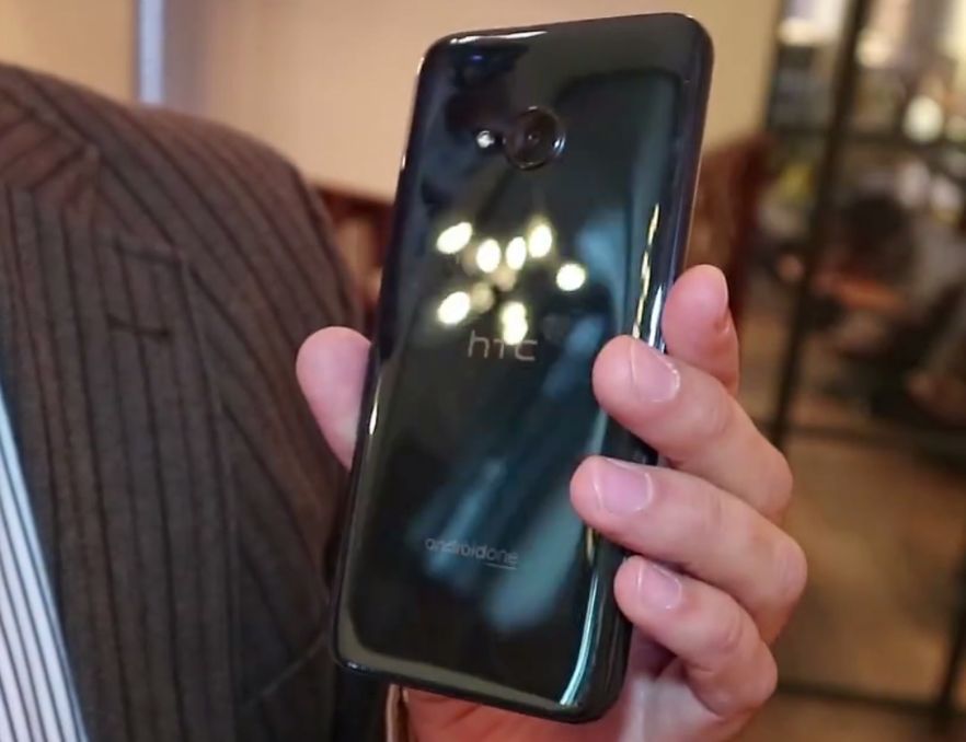 HTC U11+ na zdjęciach. Wersja z półprzezroczystą obudową wygląda genialnie! 2
