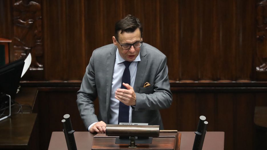 Warszawa, 17.08.2023. Poseł PiS Marek Ast na sali obrad Sejmu w Warszawie, 17 bm. W drugim dniu posiedzenia Sejm ma zająć się m.in. rozpatrzeniem wniosku o zarządzenie ogólnokrajowego referendum. (ad) PAP/Tomasz Gzell
