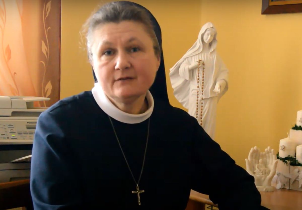 Siostra Dolores Zok była jedną z zakonnic, które udzieliły wywiadu do książki Justyny Dżbik-Kluge, czyli "ateistki z dwójką nieochrzczonych dzieci, w małżeństwie bez ślubu kościelnego"