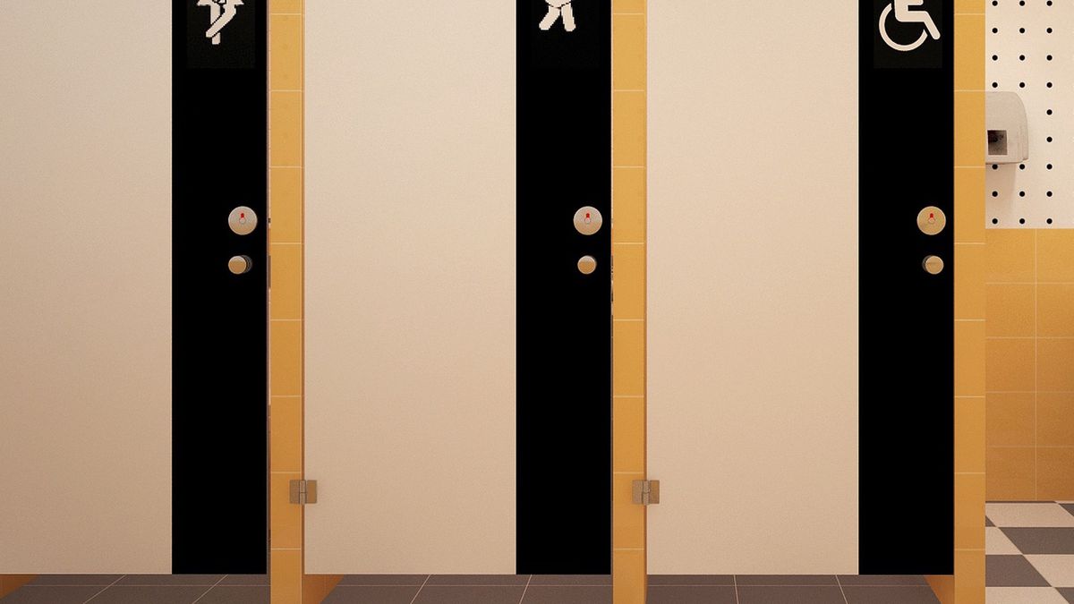 Już wiadomo, dlaczego drzwi publicznych toalet tak wyglądają