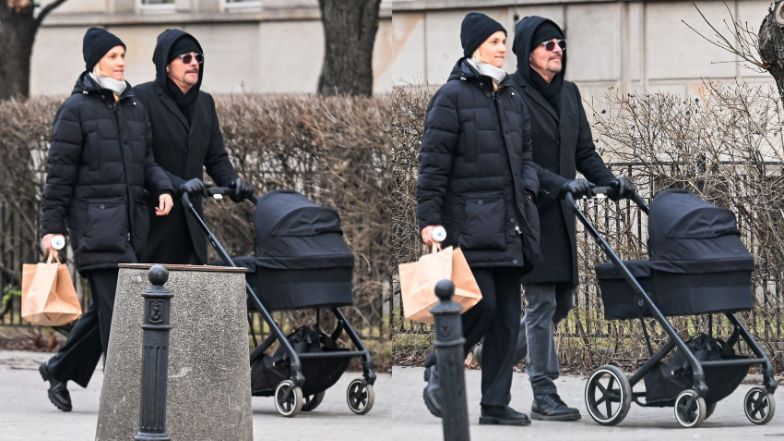 Krzysztof Ibisz przechodzi z żoną i córką na czerwonym świetle