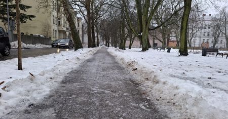 Słupsk: Trudne warunki pogodowe w regionie. Na chodnikach ślisko