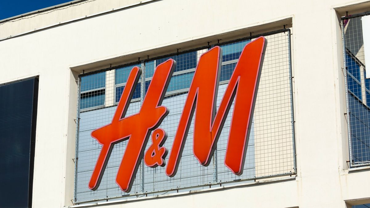 Logo ArZifot: Arkadiusz Ziolek/ East News.    n/z Logo sklepu odziezowego H&M.ARKADIUSZ ZIOLEKe