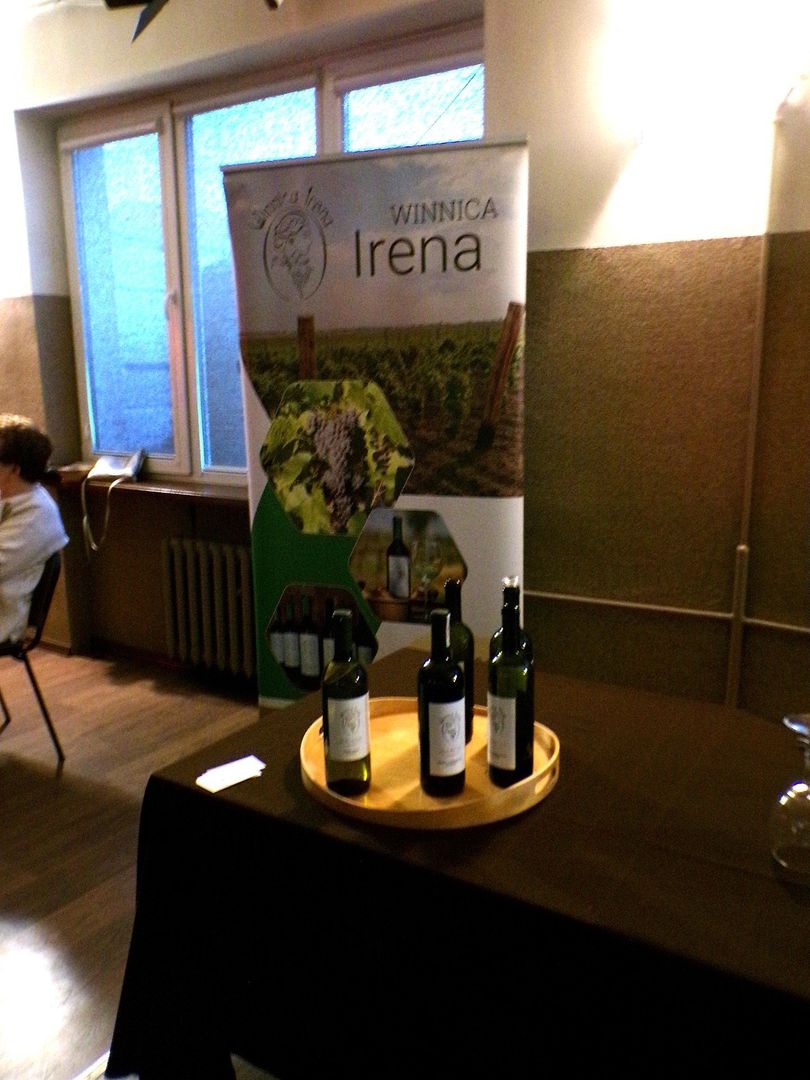 Wino serwowane podczas wieczoru pochodziły z winnicy Irena z okolic Żnina