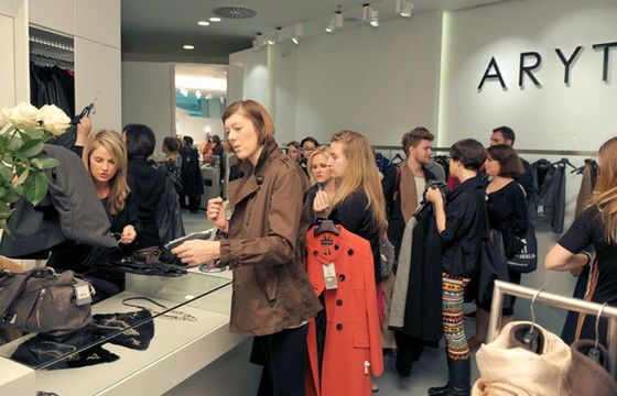 Odzież i obuwie coraz rzadziej kupowane w galeriach, zyskują outlety i internet