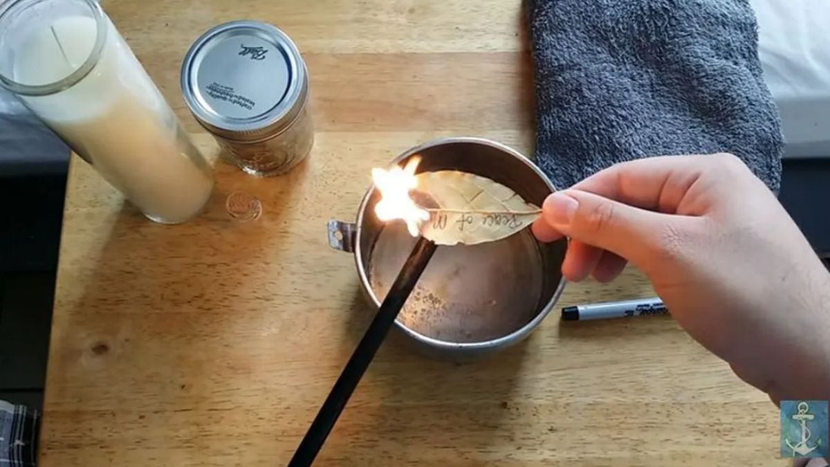 Podpal liść laurowy i odczekaj 10 minut