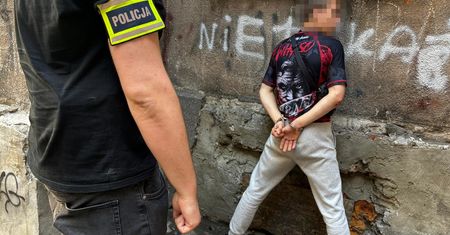 Były ukryte w piwnicy i zakopane w piasku. 17-latkowi z Ukrainy grozi 10 lat