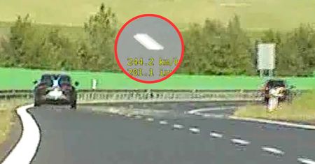 Bezmyślność na ekspresówce. Pędził mercedesem ponad 240 km/h
