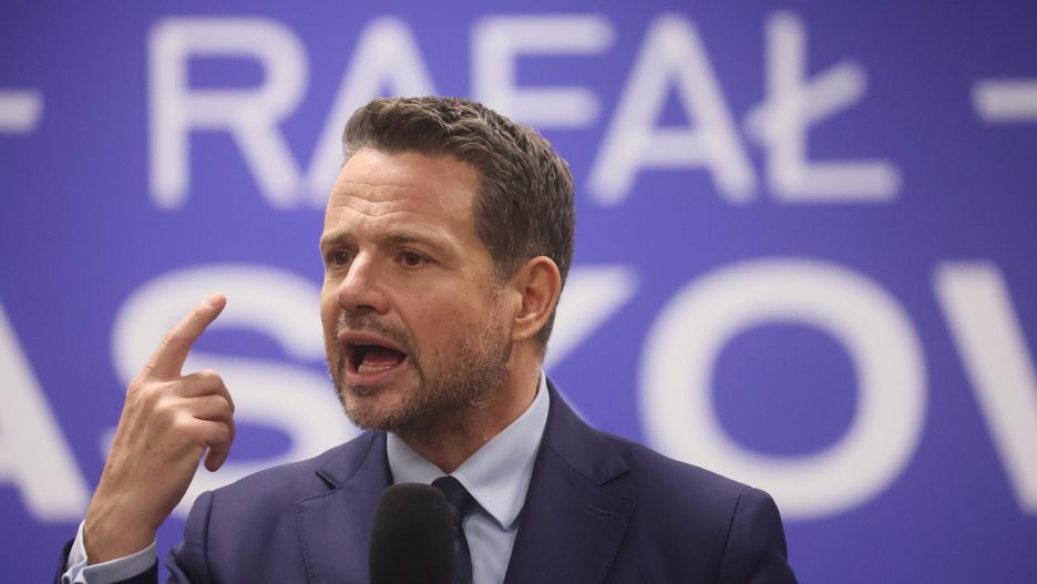 Piaseczno, 21.11.2024. Kandydat na prezydenta RP w prawyborach Koalicji Obywatelskiej, prezydent Warszawy Rafał Trzaskowski przemawia na otwartym spotkaniu z mieszkańcami Piaseczna, 21 bm. Jutro członkowie KO będą wybierać między nim i ministrem spraw zagranicznych Radosławem Sikorskim. (jm) PAP/Leszek Szymański